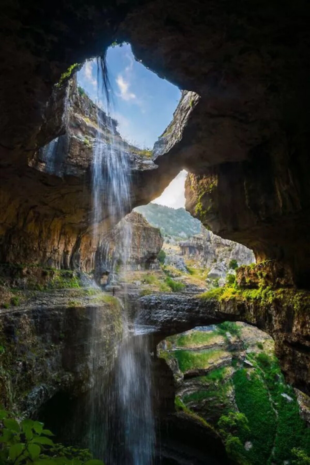 Baatara Gorge Waterfall, Balaa, Lebanon。黎巴嫩巴特伦峡谷瀑布，位于黎巴嫩的一个山道上，开放于1952年。它是一个真正的大自然的杰作。瀑布的水从255米高的地方跌落到一个巨大的石灰岩溶洞。该溶洞在侏罗纪时期就已形成。据悉，这座瀑布已存在1.6亿年，是世界上最古老的瀑布。该瀑布流经一个以“三桥裂口”著称的深渊。瀑布的水落入山谷时要经过三座天然的桥，而且每座桥横架在其他桥之上。“三桥裂口”因此而得名。此外，该瀑布也是世界上地质构造最优越的瀑布之一。