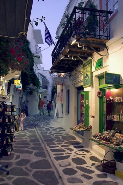 Paros Island, Greece。帕罗斯岛在爱琴海的众多岛屿中，是一个以休闲开放而著称的岛屿。岛上有洁白晶莹的大理石，品位很高。大家所熟悉的“米罗的维纳斯”雕像就是用这里的大理石做成（现收藏于巴黎卢浮宫）。岛上有…