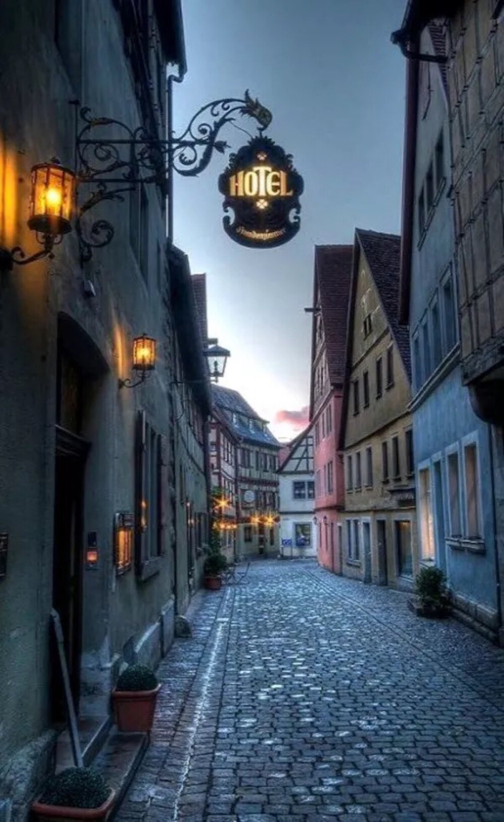 Rothenburg ob der Tauber, Bavaria, Germany。德国南部陶伯河上游的罗腾堡，位于高原之上，被当地居民称为“中古世纪之宝”，是德国所有城市中，保存中古世纪风貌最完整的地区。于1195年作为凡尔登主教鲁道夫的国都建立，是德国巴伐利亚最出名的小镇，有“中世纪遗留下的五彩珍珠”的美称