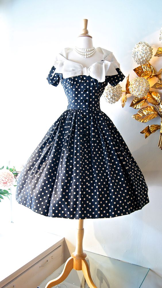 1950的圆点连衣裙