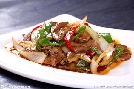 土匪猪肝
材料
主料：猪肝；
配料：姜，蒜头，红辣椒，葱，食用油，盐，鸡精。
烹制过程
1、处理：猪肝切片，用姜丝拌匀备用，红辣椒斜切成段；
烧水待开加姜丝葱末，水开后姜和葱香出来时加切好的猪肝，焯到外层变色即刻浸入凉水，然后沥干，去掉姜丝，葱末之类备用。
2、烹制：热锅放油，放入姜丝爆香，加朝天椒炸出红色的辣椒油后加入泡椒和蒜片，再放猪肝，爆炒加盐，鸡精出锅就可以了。