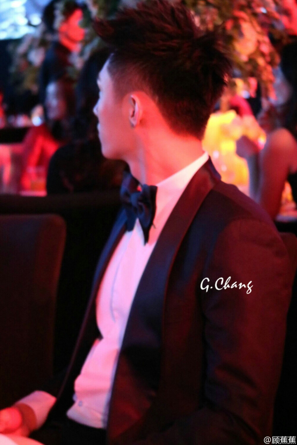 发现有人拍他就一直扭头不看镜头的傲娇鲸鱼~
cr.logo