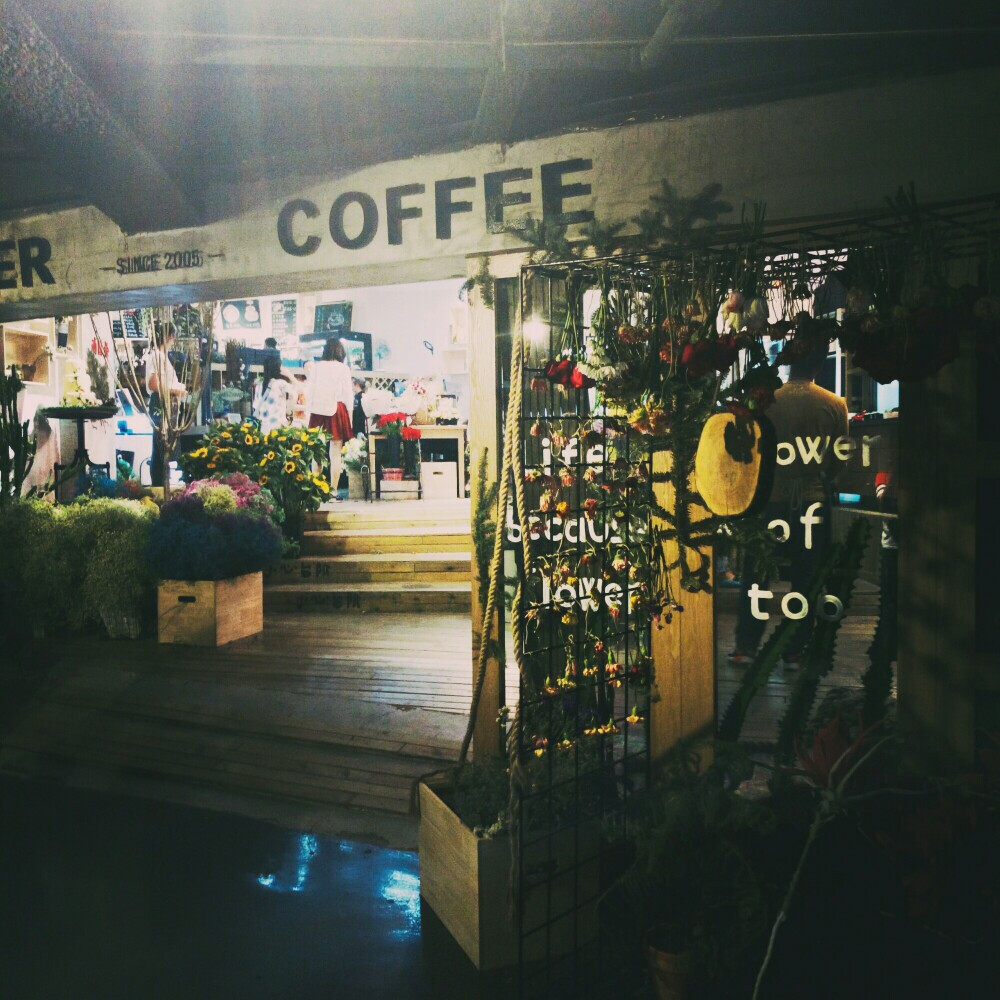 天津 大悦城 三楼 五号车库
一家关于花的咖啡店☕