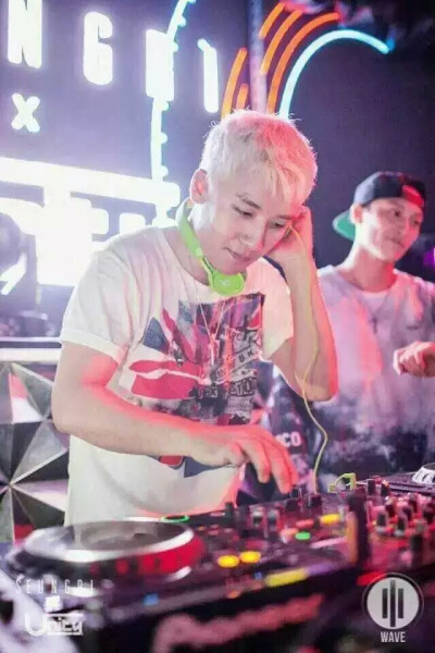 DJ胜利 是不是很帅很萌