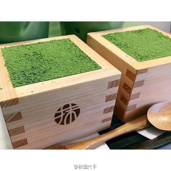 京都的抹茶专门店『MACCHA HOUSE 抹茶館』内的超人气甜品「宇治抹茶提拉米苏」，看起来太赞了！(๑´ڡ`๑)