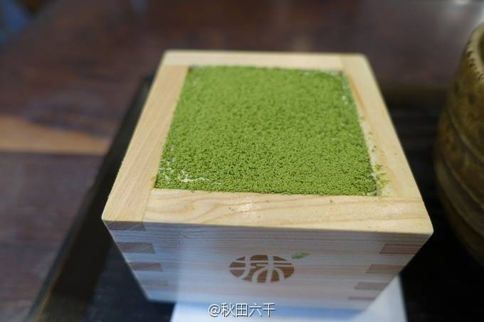 京都的抹茶专门店『MACCHA HOUSE 抹茶館』内的超人气甜品「宇治抹茶提拉米苏」，看起来太赞了！(๑´ڡ`๑)