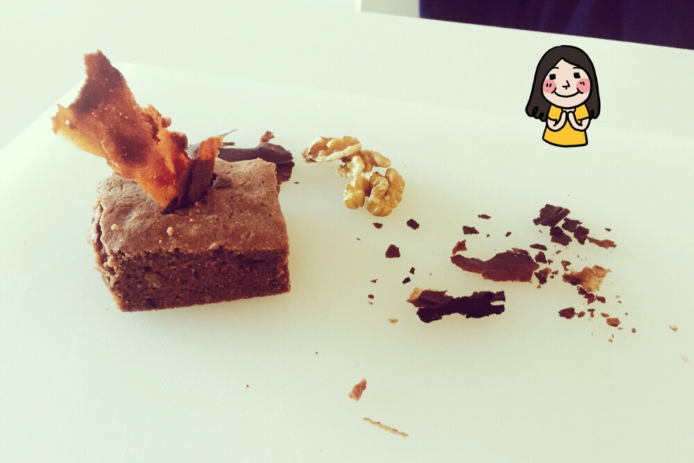 Brownieです----02.05.2016
妈蛋我在做的时候吃了好多作为材料的巧克力和核桃