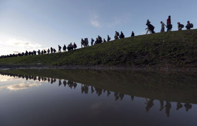 Srdjan Zivulovic
当地时间 2015 年 10 月 20 日，斯洛文尼亚布雷吉治（Brezice）郊区，移民徒步前行。斯洛文尼亚内政部表示如果移民数量持续增加，或将在东南边境设置隔离墙
