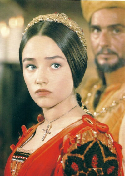 奥丽维娅·赫西 Olivia Hussey1951-04-17 出生地: 阿根廷,布宜诺斯艾利斯 。因在1968年的影片《罗密欧与朱丽叶》中饰演朱丽叶而成名，当时年仅十七岁。你是永恒的朱丽叶，愿你永远活在十七岁。六七十年代的女文艺青年…