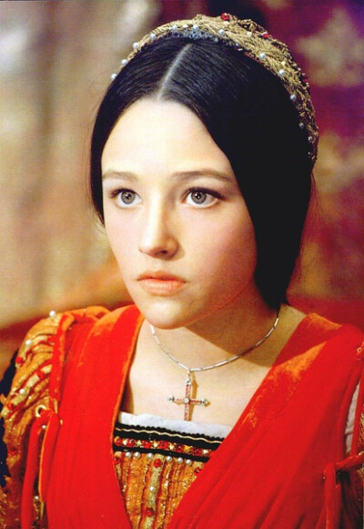 奥丽维娅·赫西 Olivia Hussey1951-04-17 出生地: 阿根廷,布宜诺斯艾利斯 。因在1968年的影片《罗密欧与朱丽叶》中饰演朱丽叶而成名，当时年仅十七岁。你是永恒的朱丽叶，愿你永远活在十七岁。六七十年代的女文艺青年…