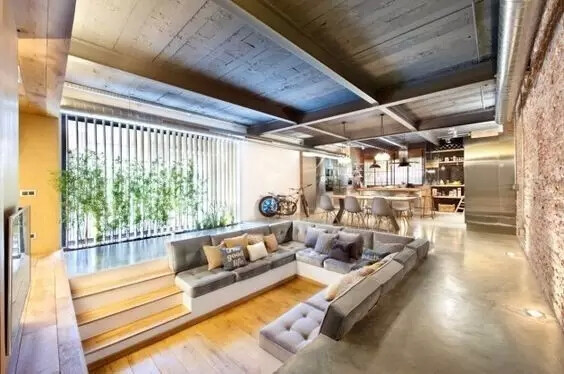 这样的空间的设计，绝对是超乎你的想象力，下沉式客厅设计，打破了普通客厅空间的空旷及视觉单一感，巧妙运用高低的分差手法隔离空间，从而突破了传统的空间和视觉上的效果变化。