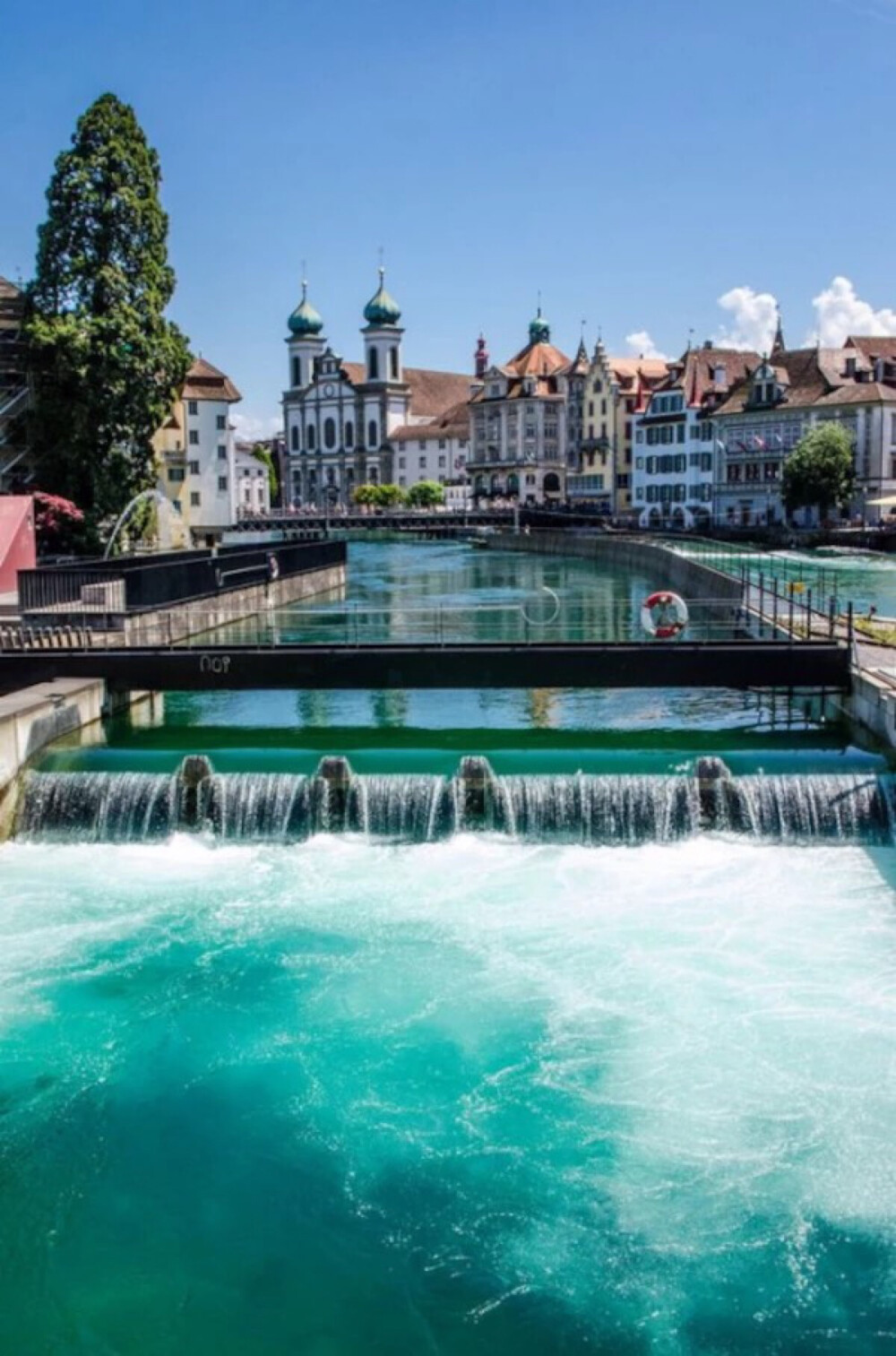 Reuss river in Lucerne , Switzerland (by Simon)。瑞士卢塞恩罗伊斯河，是瑞士境内的主要河流之一，长度为158公里，集水区达3425平方公里。罗伊斯河发源于阿尔卑斯山区，流过圣哥达山口，于乌里州流入卢塞恩湖直至在卢塞恩市流出，卢塞恩湖四周环绕这美丽的山峦以及阿尔卑斯山小镇。