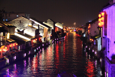 南长街夜景~晚上就会有很多游客居民来这里游逛！