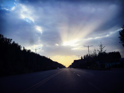 欣喜于遇见每一次阳光刺破云层的瞬间。相信阳光未曾离开，相信天空不会永远灰暗。