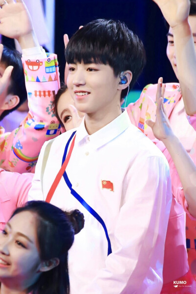 央视五四春晚录制 图片cr 你的笑让周围的一切失去了颜色 【王俊凯】