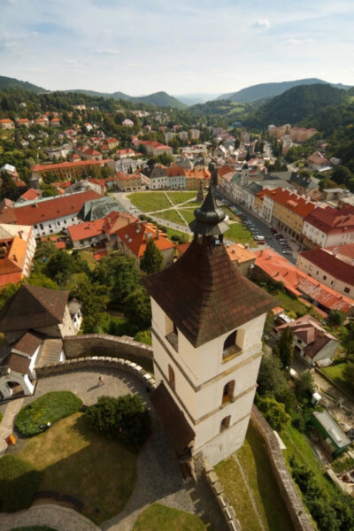 Kremnica, Slovakia。斯洛伐克克雷姆尼察，位于该国中部，由班斯卡·比斯特理察州负责管辖。由于当地金银矿藏丰富，克雷姆尼察在公元10世纪的时候就已经成为斯洛伐克的重镇之一，1328年，Karol Robert国王敕令建城并…