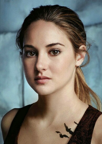 谢琳·伍德蕾（Shailene Woodley），1991年11月15日出生于美国加州，美国影视演员。五岁就被星探发掘，2002年开始，她在《寻人密探组》、《橘子郡男孩》等剧中频繁的出镜，2005年她出演了电视电影《神驹小佳人》，获…