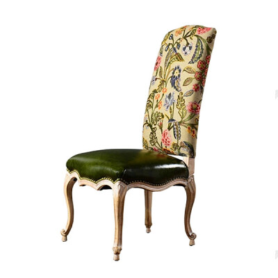 【法式新古典实木高背椅 欧式靠背印花椅】高背椅本身就带有一种优雅的姿态，仿佛一位贵族，气定神闲；靓丽的印花椅背，墨绿色的亮皮座椅，与实木框架结合，古典而又时尚。 ￥1180