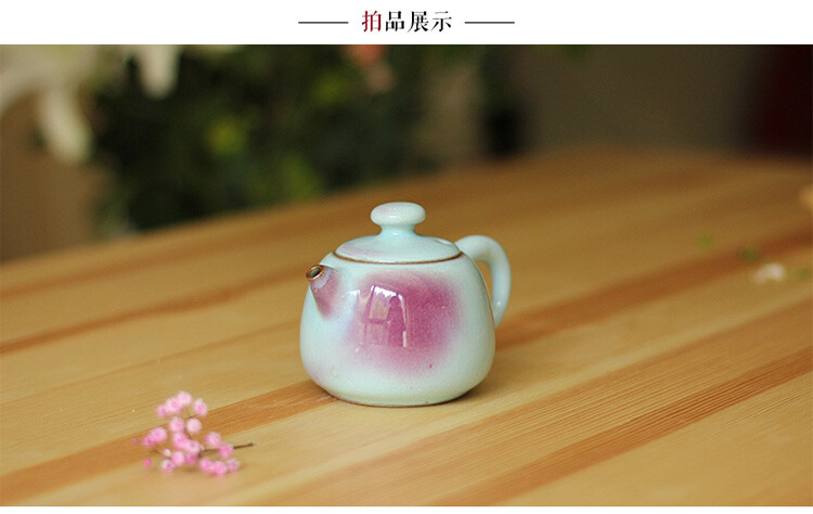 【器世界】精品钧瓷茶具#孔相卿钧瓷作品 孔家钧瓷茶壶# 孔家钧窑 茶壶 以圆润的线条来塑造壶型，用人的美好来寄予生活的美好。壶表釉色玉润透活，以月白釉为主点缀一抹“胭脂红”，次艺术效果又称“贵妃醉”，寓意静在茶中、醉在茶中。本作品优雅大方，自然之火和精湛的传统工艺让人看到了艺术的瑰丽，让人不禁惊叹钧瓷窑变之神奇美。