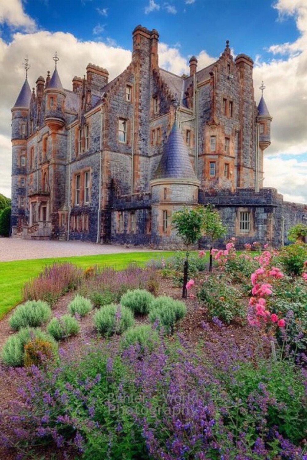 Blarney House in Blarney Castle Garden, County Cork, Ireland。愛爾蘭布拉尼城堡，位於科克附近的布拉尼小鎮(zhèn)。該城堡建於1446年，是愛爾蘭歷史最悠久的城堡之一，也是最牢固的堡壘之一。修建於1874年的布拉尼屋（Blarney House）是一座蘇格蘭男爵樣式的官邸，也是城堡中值得一游的好去處。相傳中世紀十字軍東徵時，一位騎士從耶路撒冷帶回了一塊沾有耶穌血的聖石，並將它放置於這座城堡中，就是現(xiàn)在在布拉尼城堡中的「Blarney Stone」。從布拉尼城堡眺望，近處是茂密的森林，遠處依舊是望不盡的綠色，小鎮(zhèn)點綴其間，景色宜人。