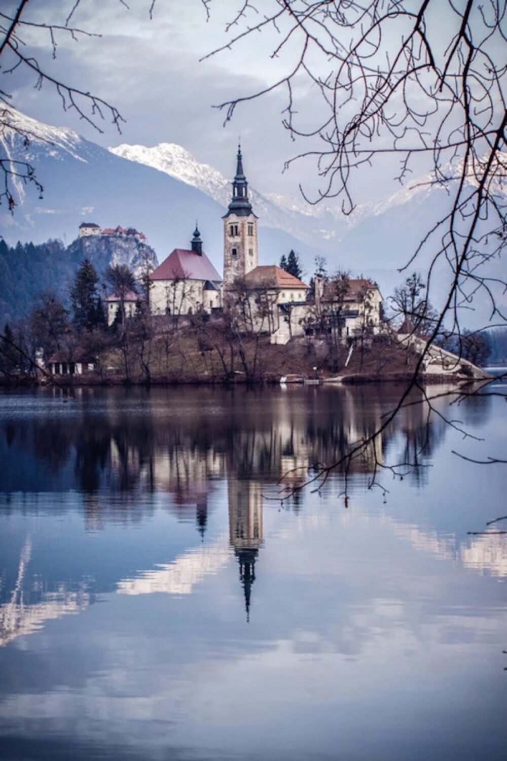 Bled Island, Lake Bled, Slovenia。斯洛文尼亚西北部上卡尼鄂拉地区的布莱德岛，是斯洛文尼亚唯一一座天然岛屿，位于布莱德湖，岛上有几座建筑，最大的是圣母升天教堂，像童话世界般美好。今天，它是一个重要的会议中心和旅游度假区，提供各种体育活动（高尔夫，钓鱼，马术），是背包客和远足的出发点，特别是在附近的特里格拉夫国家公园。