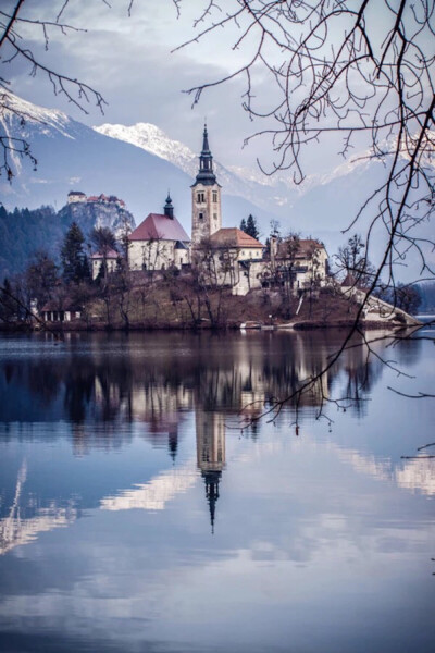 Bled Island, Lake Bled, Slovenia。斯洛文尼亚西北部上卡尼鄂拉地区的布莱德岛，是斯洛文尼亚唯一一座天然岛屿，位于布莱德湖，岛上有几座建筑，最大的是圣母升天教堂，像童话世界般美好。今天，它是一个重要的会议…