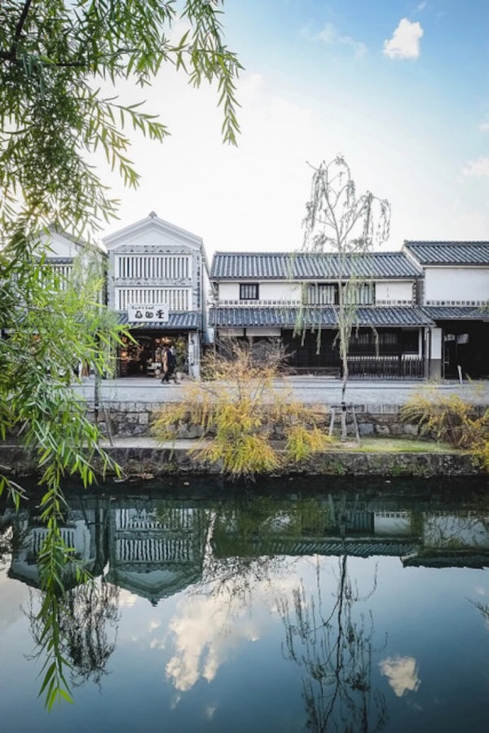 Kurashiki, Okayama, Japan(by ViktorLeung)。日本冈山县仓敷市，位于日本本州西部冈山县，自古以来就是海上交通要津和著名的棉花出海港口，是与奈良、京都齐名的日本历史文化名城并因传统古朴的白色外墙而闻名日本在日本国内的问卷调查中被选为日本第一的商屋街，仓敷的迷人之处在于，这里四分之一的建筑都建在运河两岸，古老的黑色砖瓦建成的仓库被改成博物馆，成为仓敷的主要特色之一。300多年前，这一带是幕府的直辖领地，至今仍保存着从日本有武士的江户时代到明治、大正时代的街区。