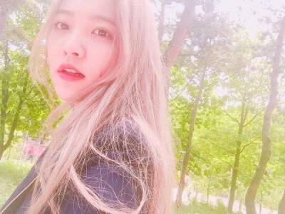 金艺琳（Yeri），1999年3月5日出生于韩国首尔，韩国女歌手，女子演唱组合Red Velvet成员之一。