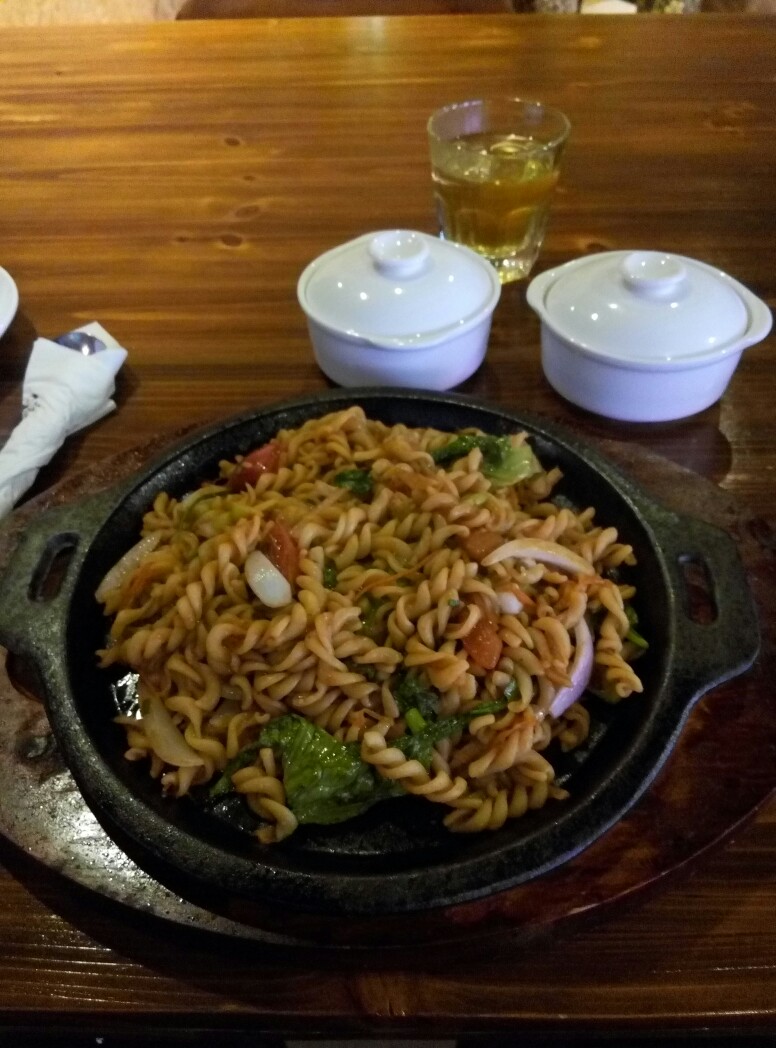 郑州文化路创新大厦研磨时光众创咖啡 意式铁板螺丝纹粉 第一次用筷子吃意大利面 有点无语……