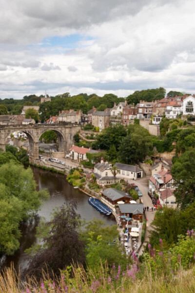 Knaresborough ,England (von Geoff Marston)。英国北约克郡历史小镇纳尔斯伯勒，距离英国著名旅游城市约克30分钟，利兹40分钟，曼城1个半小时。从约克出发的火车，10几分钟就能到达。这里所住的人甚少，每一家几乎…