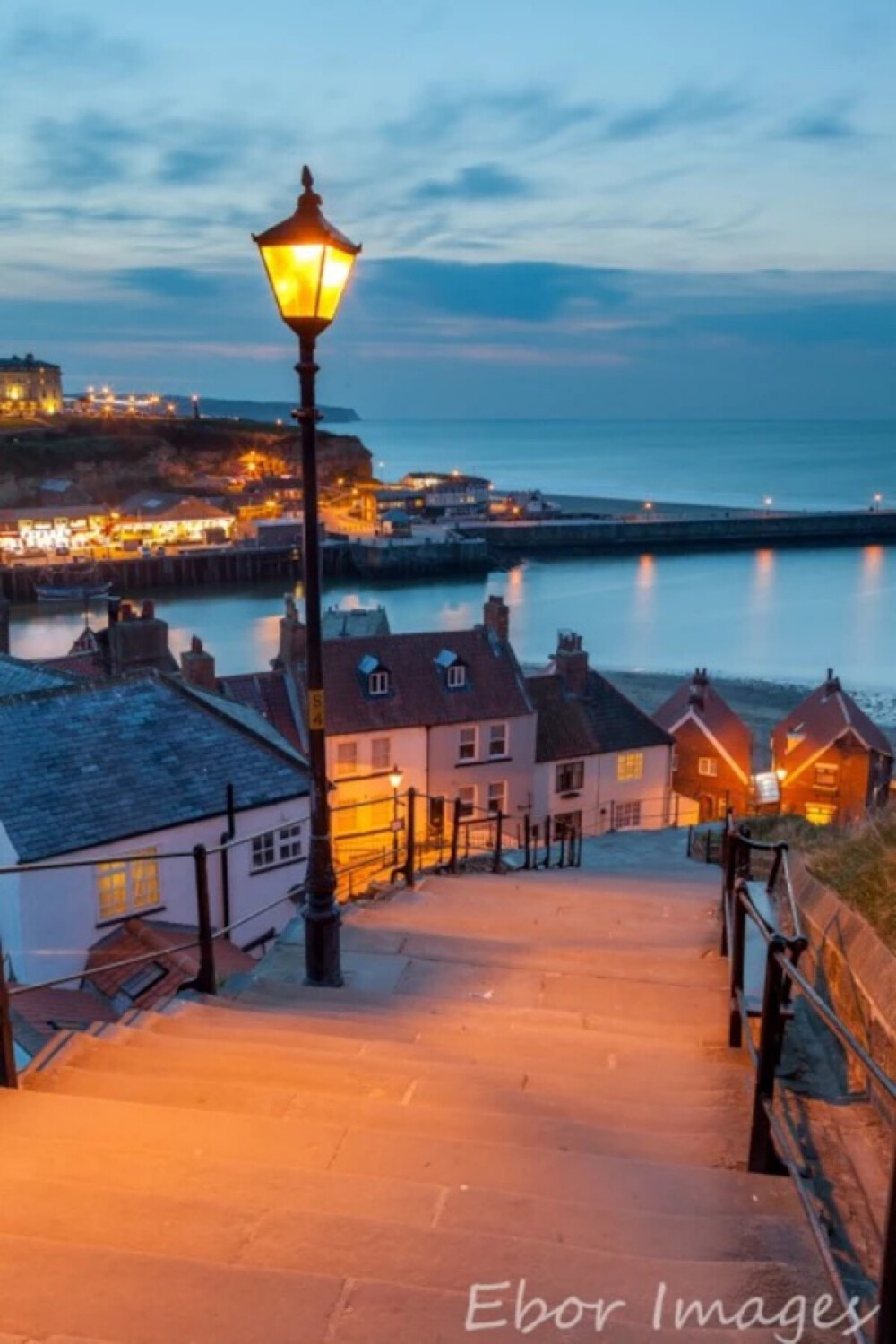 Whitby, North Yorkshire, England, UK。惠特比，位于英格兰中东部，靠近约克。它被誉为品尝“全世界最佳炸鱼薯条”的理想地。1897年，爱尔兰小说家Bram Stoker（布拉姆 史托克）在这里写了著名的吸血鬼小说《Dracula》（德古拉伯爵），而其灵感来源于惠特比修道院。它也是库克船长的学徒生涯之地。Lonely Planet说，这里是有最吸引人的海滨风光（The Most Attractive Seaside View）。