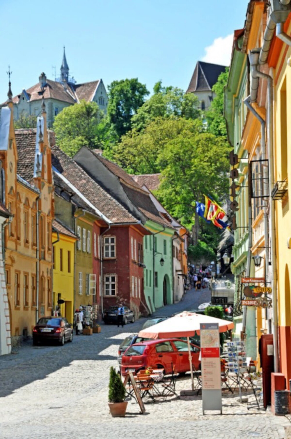 Sighisoara,Romania。罗马尼亚锡吉什瓦拉(锡吉索拉)，罗马尼亚中部城市。在穆列什河支流大特尔纳瓦河畔。十二世纪为特兰西瓦尼亚城镇，十四世纪为著名的手工业城市。有建于十三至十五世纪的城堡、钟楼和教堂等古迹。是旅游和避暑胜地。