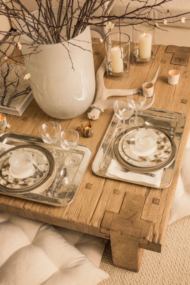 Ralph Lauren Home Collection “Modern Chalet” 拉夫.劳伦推出的最新家居系列，大面积的暖色调杏白色，既有现代简约范，又能营造出温暖宁静的舒适感。羊绒麂皮等材质的装饰摆设，则在细节上呈现出奢华和厚重感。