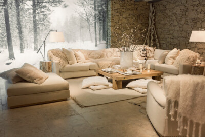 Ralph Lauren Home Collection “Modern Chalet” 拉夫.劳伦推出的最新家居系列，大面积的暖色调杏白色，既有现代简约范，又能营造出温暖宁静的舒适感。羊绒麂皮等材质的装饰摆设，则在细节上呈现出奢华和厚重感。