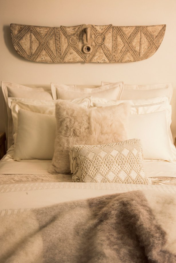 Ralph Lauren Home Collection “Modern Chalet” 拉夫.劳伦推出的最新家居系列，大面积的暖色调杏白色，既有现代简约范，又能营造出温暖宁静的舒适感。羊绒麂皮等材质的装饰摆设，则在细节上呈现出奢华和厚重感。