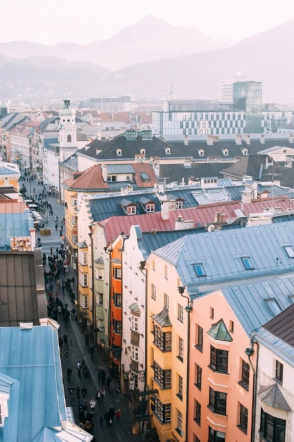 Innsbruck, Tyrol, Austria。奥地利茵斯布鲁克，位于位于奥地利西南腹地，因河之畔，是蒂罗尔州的首府。茵斯布鲁克的意思是“茵河上的桥”，经典的中世纪建筑艺术坐落在迷人的冰川山谷中是茵斯布鲁克独特的画面。这里每年都吸引了周边国家乃至全世界成千上万的冰雪爱好者，阿尔卑斯山的雪峰连绵起伏，仿佛伸手可及；静静的茵河穿城而过，处处透着一股灵气。茵斯布鲁克至今仍然保持着中世纪城市的容貌，在狭窄的小街上，哥特风格的楼房鳞次栉比。