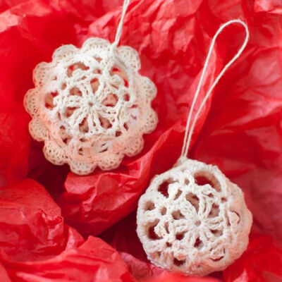 Free Crochet Christmas Ornament Patterns | www.petalstopicots.com | #crochet #lace #Christmas #ornaments: