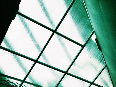 #倒计时54天#五一放假回来发现多了绿色的玻璃顶，我们五楼是顶楼，这么一来凉快多了。看着也是很舒服的清新感~