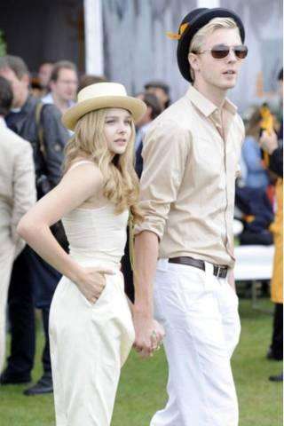 科洛·格蕾斯·莫瑞兹
小妮子因主演动作电影《海扁王》（Kick-Ass）中的超杀女（Hit Girl）成名，在电影《和莎莫的500天》、《小屁孩日记》、《雨果》等片都有精彩表现。