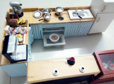 誓要给自己做一间迷你咖啡店 有咖啡有甜点有书有画架