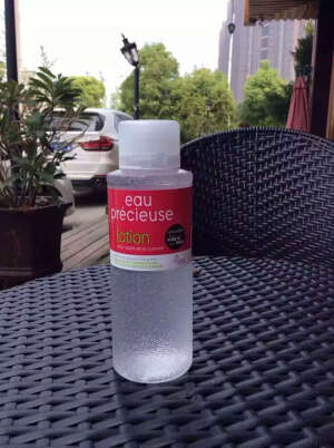 痘痘肌的福音Eau Precieuse 控油消炎祛痘爽肤水375ml✨法国百年老品牌   法国药店医生首推销量最好的针对痘痘肌的爽肤水,秘诀在于硼酸,杨酸,桉油精成分,能起到 深层清洁毛孔 减少黑头 保持水油平衡的作用