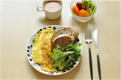 全麦葡萄干面包，cheese omelet，蔬菜，水果，奶茶。