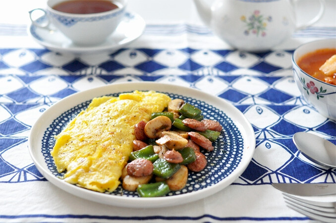 cheese omelet、蘑菇青椒炒香肠、番茄牛腩汤。红茶。