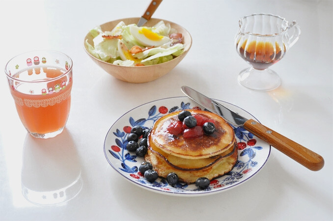 蓝莓酸奶pancake，水煮蛋培根生菜色拉，西柚汁。