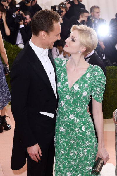 #HQ##Tom Hiddleston# and #Elizabeth Debicki# attend the "Manus x Machina: Fashion In An Age Of Technology" Costume Institute Gala at Metropolitan Museum of Art on May 2, 2016 in New York City 第一波高…