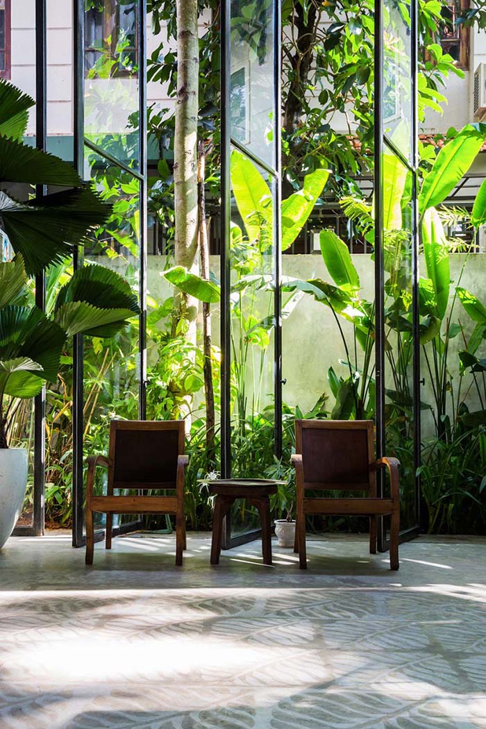 【Thong House 皮带住宅】越南建筑事务所 NISHIZAWAARCHITECTS 完成了一处位于胡志明市的多层联排住宅项目。设计师是一位日本人，带领团队力求开发一种富含新意义的城市生活。业主是一家有两个孩子的家庭，渴望一处能够与自然更亲密的寓所。