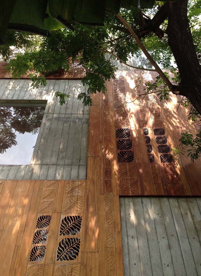 【Thong House 皮带住宅】越南建筑事务所 NISHIZAWAARCHITECTS 完成了一处位于胡志明市的多层联排住宅项目。设计师是一位日本人，带领团队力求开发一种富含新意义的城市生活。业主是一家有两个孩子的家庭，渴望一处能够与自然更亲密的寓所。