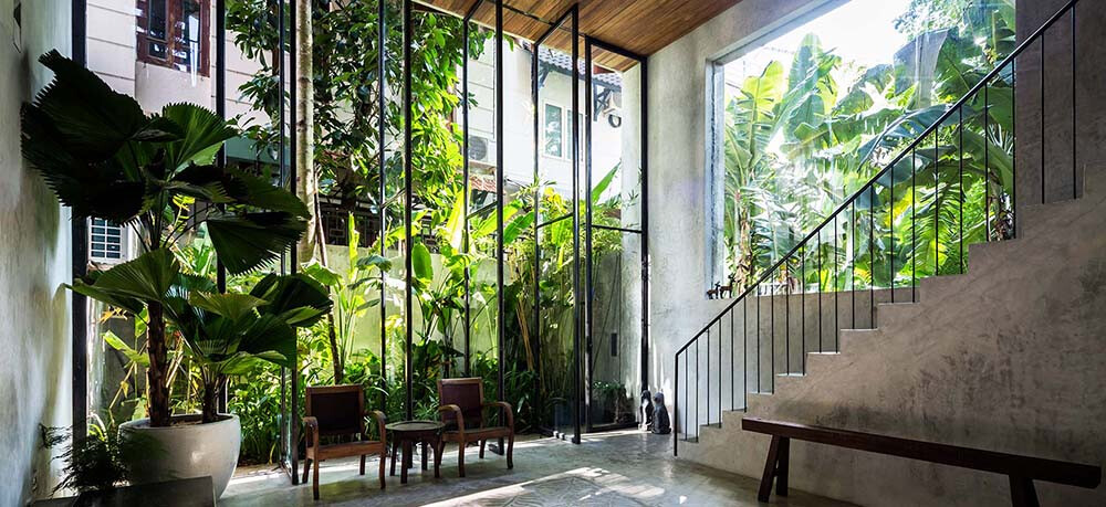 【Thong House 皮带住宅】越南建筑事务所 NISHIZAWAARCHITECTS 完成了一处位于胡志明市的多层联排住宅项目。设计师是一位日本人，带领团队力求开发一种富含新意义的城市生活。业主是一家有两个孩子的家庭，渴望一处能够与自然更亲密的寓所。