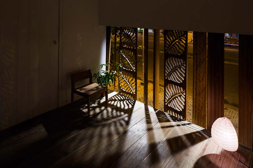 【Thong House 皮带住宅】越南建筑事务所 NISHIZAWAARCHITECTS 完成了一处位于胡志明市的多层联排住宅项目。设计师是一位日本人，带领团队力求开发一种富含新意义的城市生活。业主是一家有两个孩子的家庭，渴望一处能够与自然更亲密的寓所。