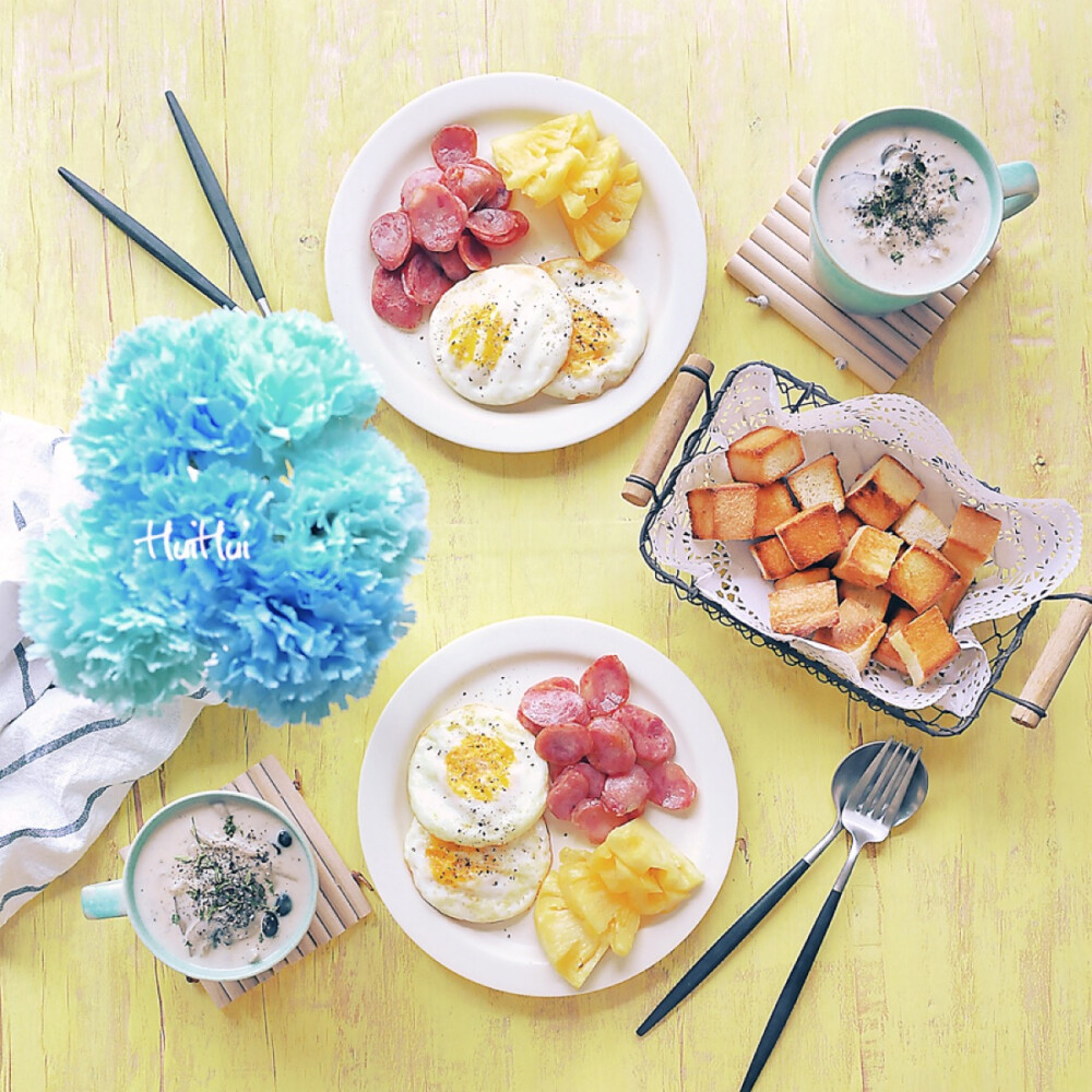 早安，今日早餐：煎蛋+煎香肠+菠萝+黄油吐司块+奶油蘑菇浓汤。
黄油吐司块做法：吐司切正方形小块，表面涂黄油放入烤箱180°烤制8-10分钟即可。
奶油蘑菇浓汤做法今天写出来了，公众号回复88查看食谱，有兴趣的可以看看，好喝，吐司块的绝配。
公众号：kitchenwu